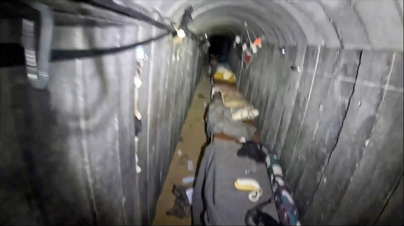Bagian dalam dari apa yang dikatakan tentara Israel adalah terowongan sepanjang 10 kilometer yang lewat di bawah sebuah rumah sakit dan universitas di lokasi yang ditentukan sebagai Gaza. Terlihat dalam tangkapan layar yang diambil dari video yang dirilis pada 26 Februari 2024. (Israel Defense Forces/Handout via REUTERS)