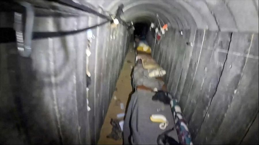 Bagian dalam dari apa yang dikatakan tentara Israel adalah terowongan sepanjang 10 kilometer yang lewat di bawah sebuah rumah sakit dan universitas di lokasi yang ditentukan sebagai Gaza. Terlihat dalam tangkapan layar yang diambil dari video yang dirilis pada 26 Februari 2024. (Israel Defense Forces/Handout via REUTERS)