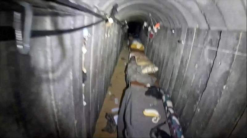 Bagian dalam dari apa yang dikatakan tentara Israel adalah terowongan sepanjang 10 kilometer yang lewat di bawah sebuah rumah sakit dan universitas di lokasi yang ditentukan sebagai Gaza. Terlihat dalam tangkapan layar yang diambil dari video yang dirilis pada 26 Februari 2024. (Israel Defense Forces/Handout via REUTERS)