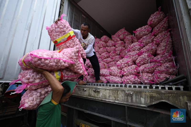 Bawang putih impor dari China di Pasar Kramat Jati, Jakarta Timur, Selasa (27/2/2024). (CNBC Indonesia/Tri Susilo)