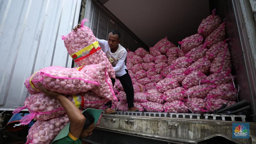 Bawang putih impor dari China di Pasar Kramat Jati, Jakarta Timur, Selasa (27/2/2024). (CNBC Indonesia/Tri Susilo)
