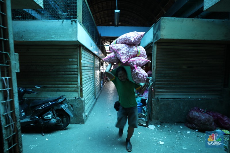 Bawang putih impor dari China di Pasar Kramat Jati, Jakarta Timur, Selasa (27/2/2024). (CNBC Indonesia/Tri Susilo)