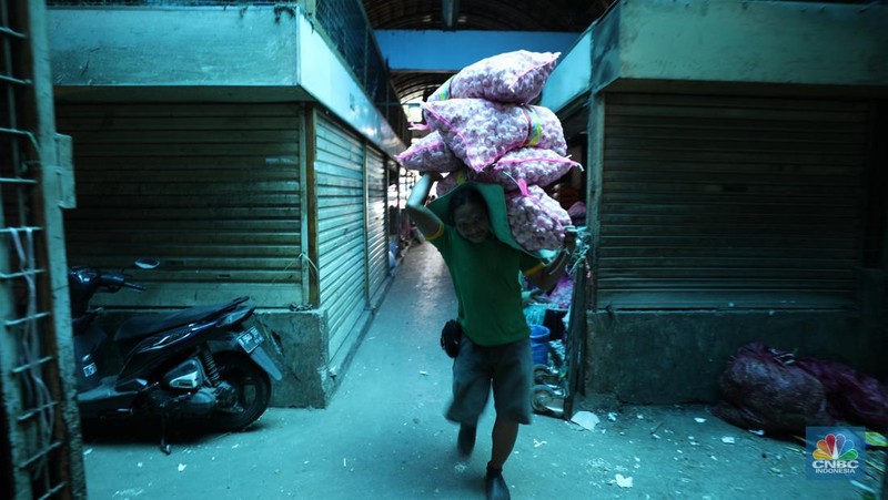 Bawang putih impor dari China di Pasar Kramat Jati, Jakarta Timur, Selasa (27/2/2024). (CNBC Indonesia/Tri Susilo)
