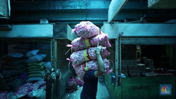 Bawang putih impor dari China di Pasar Kramat Jati, Jakarta Timur, Selasa (27/2/2024). (CNBC Indonesia/Tri Susilo)