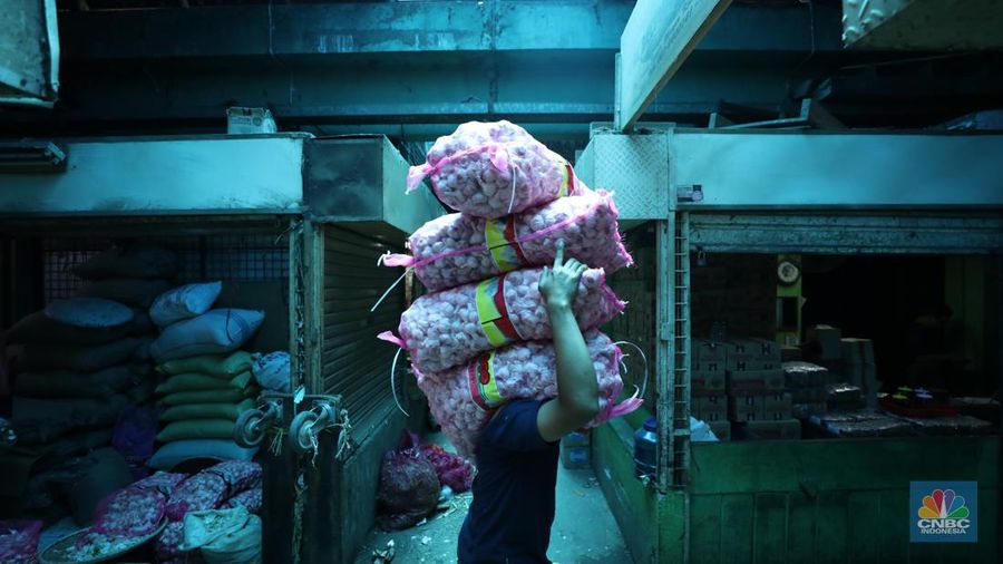 Bawang putih impor dari China di Pasar Kramat Jati, Jakarta Timur, Selasa (27/2/2024). (²©²ÊÍøÕ¾/Tri Susilo)
