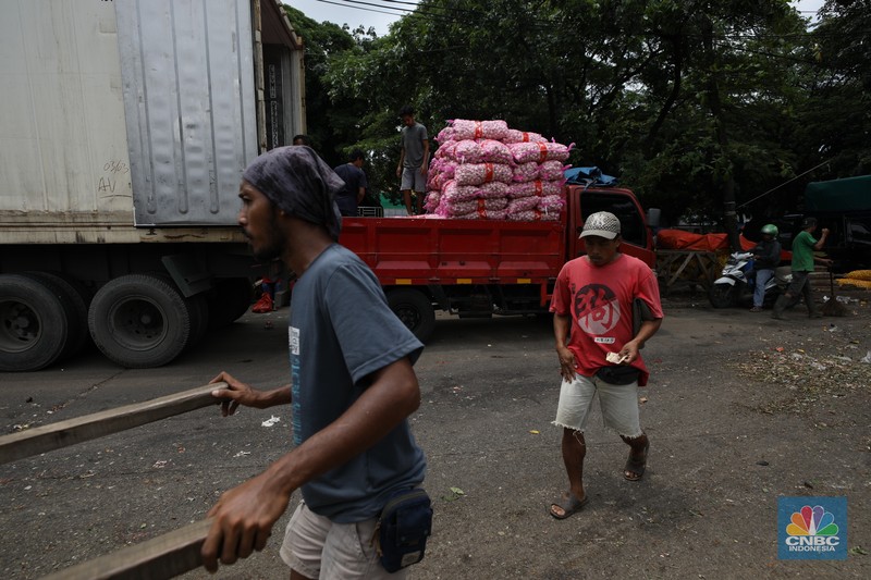 Bawang putih impor dari China di Pasar Kramat Jati, Jakarta Timur, Selasa (27/2/2024). (CNBC Indonesia/Tri Susilo)