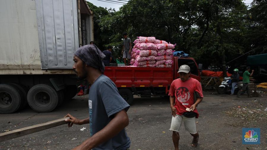 Bawang putih impor dari China di Pasar Kramat Jati, Jakarta Timur, Selasa (27/2/2024). (CNBC Indonesia/Tri Susilo)