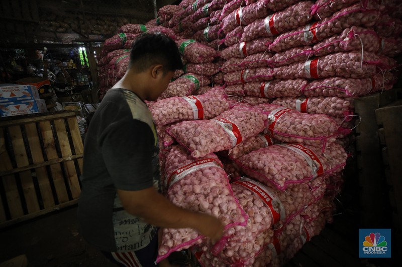 Bawang putih impor dari China di Pasar Kramat Jati, Jakarta Timur, Selasa (27/2/2024). (CNBC Indonesia/Tri Susilo)