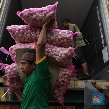 Puluhan Ton Bawang Putih Impor Mulai Banjiri Pasar Kramat Jati