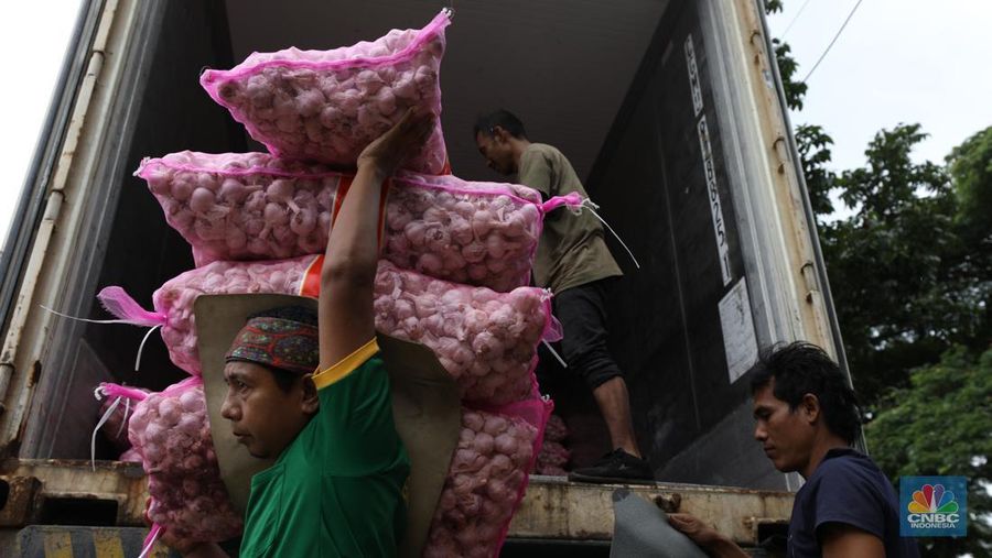 Bawang putih impor dari China di Pasar Kramat Jati, Jakarta Timur, Selasa (27/2/2024). (CNBC Indonesia/Tri Susilo)