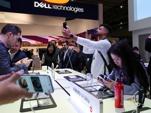 Lenovo Pamer Laptop Layar Transparan di MWC 2024