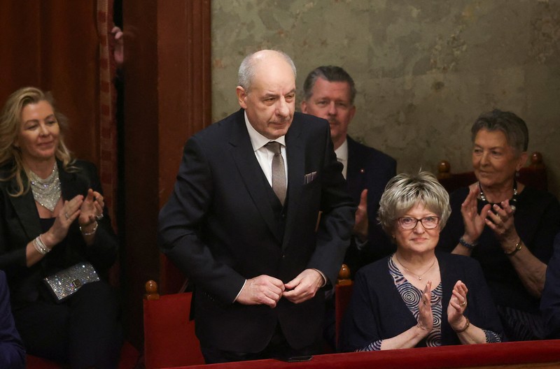Presiden Hongaria yang baru terpilih Tamas Sulyok, tampak setelah mengambil sumpahnya, saat ia berdiri di dekat Janos Ader, Mantan Presiden Hongaria, pada sidang musim semi parlemen di Budapest, Hongaria, 26 Februari 2024. (REUTERS/Bernadett Szabo)