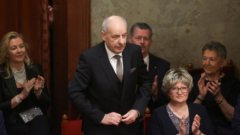 Presiden Hongaria yang baru terpilih Tamas Sulyok, tampak setelah mengambil sumpahnya, saat ia berdiri di dekat Janos Ader, Mantan Presiden Hongaria, pada sidang musim semi parlemen di Budapest, Hongaria, 26 Februari 2024. (REUTERS/Bernadett Szabo)