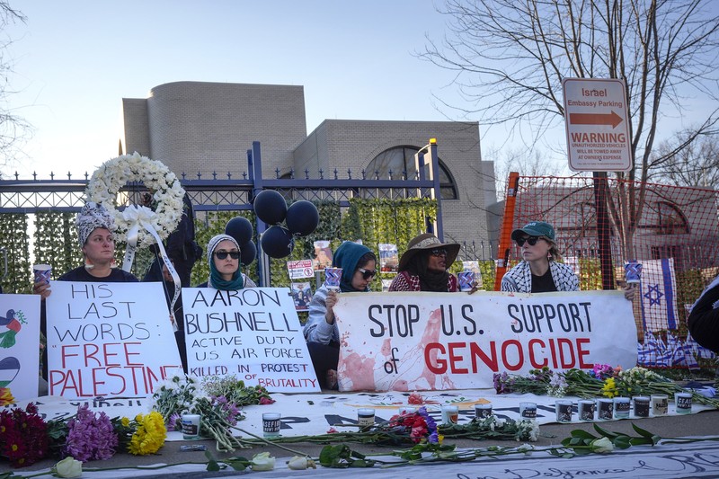Demonstran menyalakan lilin saat berjaga di luar Kedutaan Besar Israel, Senin, 26 Februari 2024, di Washington. Seorang anggota aktif Angkatan Udara AS meninggal setelah dia membakar dirinya sendiri di luar Kedutaan Besar Israel di Washington, sambil menyatakan bahwa dia 