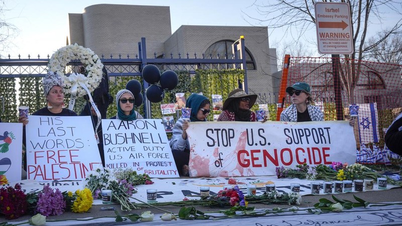 Demonstran menyalakan lilin saat berjaga di luar Kedutaan Besar Israel, Senin, 26 Februari 2024, di Washington. Seorang anggota aktif Angkatan Udara AS meninggal setelah dia membakar dirinya sendiri di luar Kedutaan Besar Israel di Washington, sambil menyatakan bahwa dia 