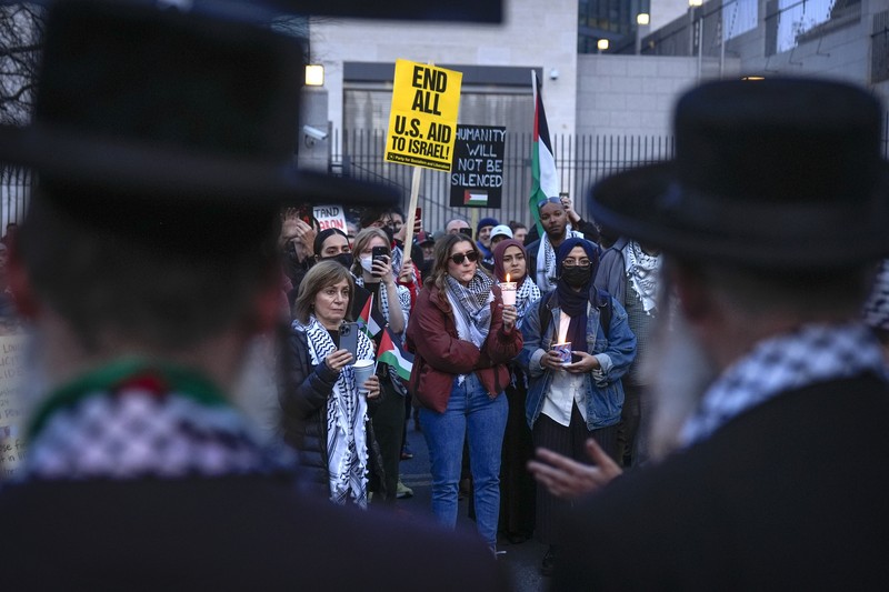 Demonstran menyalakan lilin saat berjaga di luar Kedutaan Besar Israel, Senin, 26 Februari 2024, di Washington. Demonstran menyalakan lilin saat berjaga di luar Kedutaan Besar Israel, Senin, 26 Februari 2024, di Washington. Seorang anggota aktif Angkatan Udara AS meninggal setelah dia membakar dirinya sendiri di luar Kedutaan Besar Israel di Washington, sambil menyatakan bahwa dia