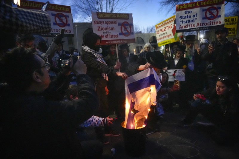 Demonstran menyalakan lilin saat berjaga di luar Kedutaan Besar Israel, Senin, 26 Februari 2024, di Washington. Demonstran menyalakan lilin saat berjaga di luar Kedutaan Besar Israel, Senin, 26 Februari 2024, di Washington. Seorang anggota aktif Angkatan Udara AS meninggal setelah dia membakar dirinya sendiri di luar Kedutaan Besar Israel di Washington, sambil menyatakan bahwa dia