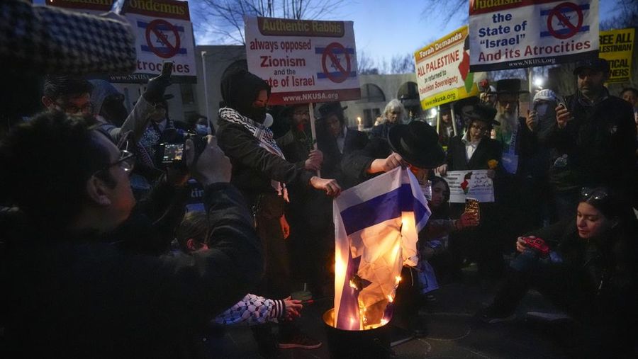 Demonstran menyalakan lilin saat berjaga di luar Kedutaan Besar Israel, Senin, 26 Februari 2024, di Washington. Seorang anggota aktif Angkatan Udara AS meninggal setelah dia membakar dirinya sendiri di luar Kedutaan Besar Israel di Washington, sambil menyatakan bahwa dia 