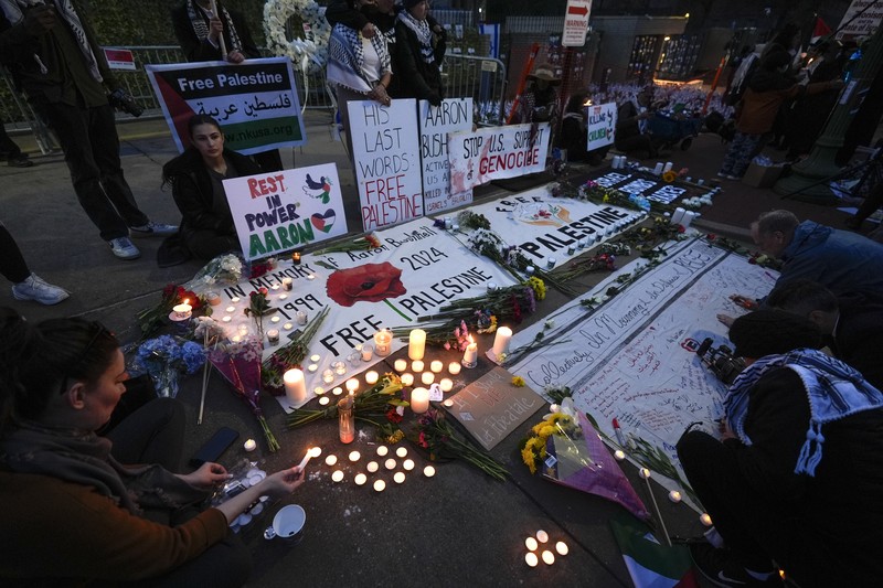 Demonstran menyalakan lilin saat berjaga di luar Kedutaan Besar Israel, Senin, 26 Februari 2024, di Washington. Demonstran menyalakan lilin saat berjaga di luar Kedutaan Besar Israel, Senin, 26 Februari 2024, di Washington. Seorang anggota aktif Angkatan Udara AS meninggal setelah dia membakar dirinya sendiri di luar Kedutaan Besar Israel di Washington, sambil menyatakan bahwa dia