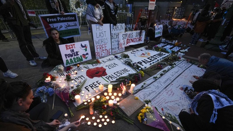 Demonstran menyalakan lilin saat berjaga di luar Kedutaan Besar Israel, Senin, 26 Februari 2024, di Washington. Seorang anggota aktif Angkatan Udara AS meninggal setelah dia membakar dirinya sendiri di luar Kedutaan Besar Israel di Washington, sambil menyatakan bahwa dia 