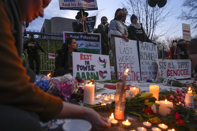 Demonstran menyalakan lilin saat berjaga di luar Kedutaan Besar Israel, Senin, 26 Februari 2024, di Washington. Demonstran menyalakan lilin saat berjaga di luar Kedutaan Besar Israel, Senin, 26 Februari 2024, di Washington. Seorang anggota aktif Angkatan Udara AS meninggal setelah dia membakar dirinya sendiri di luar Kedutaan Besar Israel di Washington, sambil menyatakan bahwa dia