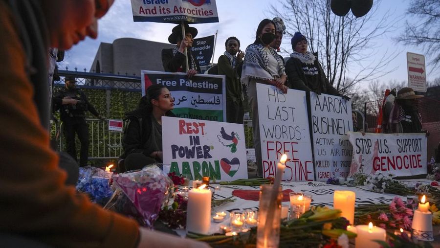 Demonstran menyalakan lilin saat berjaga di luar Kedutaan Besar Israel, Senin, 26 Februari 2024, di Washington. Seorang anggota aktif Angkatan Udara AS meninggal setelah dia membakar dirinya sendiri di luar Kedutaan Besar Israel di Washington, sambil menyatakan bahwa dia 