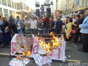 Demonstran Depan Bawaslu Bakar Replika Peti Mati RIP Democracy