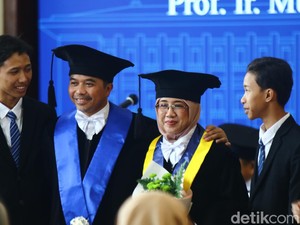 Couple Goals! Pasangan Profesor UGM Bersama Sejak Mahasiswa-Jadi Guru Besar
