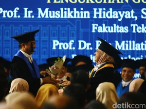 Momen Prof Muslikhin Beri Bunga ke Istri Saat Dikukuhkan Bareng oleh UGM