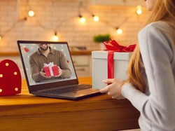 15 Ide Kado Romantis yang Bisa Bikin Pasangan Makin Sayang 15 Ide Kado Romantis yang Bisa Bikin Pasangan Makin Sayang