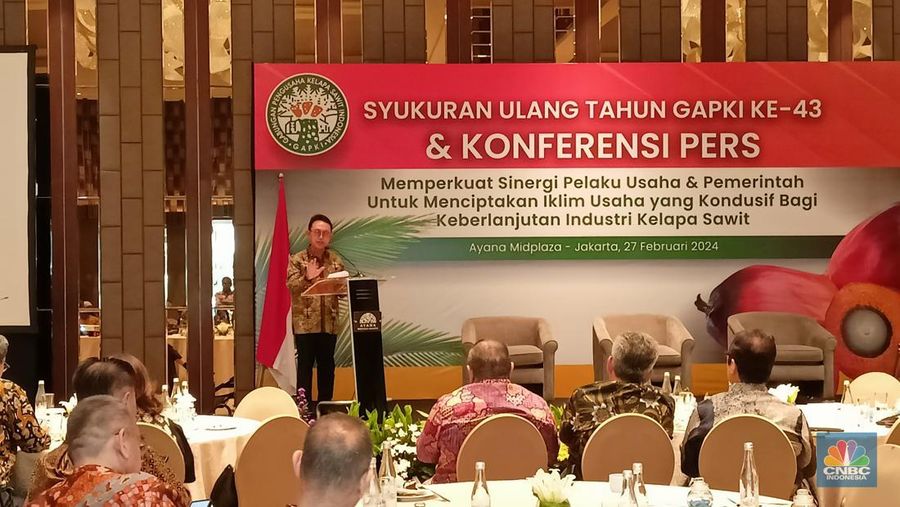 Ketum Gapki Eddy Martono dalam Ulang Tahun dan konferensi pers Gapki ke-43, Selasa (27/2/2024). (CNBC Indonesia/Ferry Sandi)