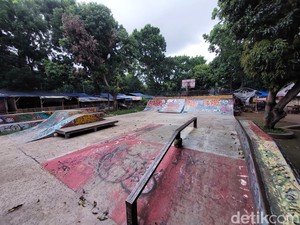 Kumuh dan Bau Pesing Skatepark Bima Cirebon
