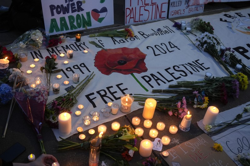 Demonstran menyalakan lilin saat berjaga di luar Kedutaan Besar Israel, Senin, 26 Februari 2024, di Washington. Seorang anggota aktif Angkatan Udara AS meninggal setelah dia membakar dirinya sendiri di luar Kedutaan Besar Israel di Washington, sambil menyatakan bahwa dia 