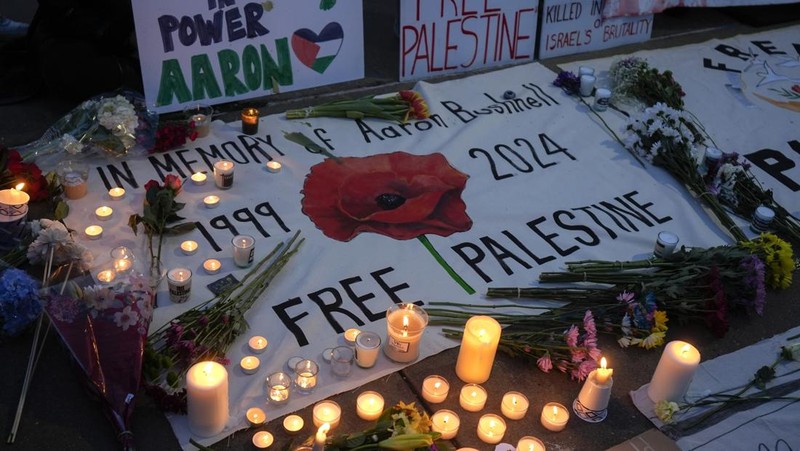 Demonstran menyalakan lilin saat berjaga di luar Kedutaan Besar Israel, Senin, 26 Februari 2024, di Washington. Seorang anggota aktif Angkatan Udara AS meninggal setelah dia membakar dirinya sendiri di luar Kedutaan Besar Israel di Washington, sambil menyatakan bahwa dia 