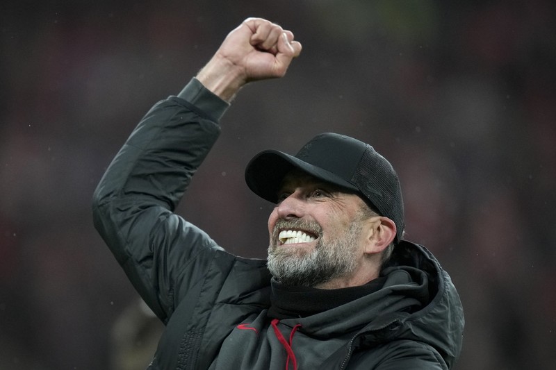 Para pemain Liverpool berpose dengan trofi setelah pertandingan sepak bola final Piala Liga Inggris antara Chelsea dan Liverpool di stadion Wembley, London, pada 25 Februari 2024. Virgil van Dijk mencetak satu-satunya gol di perpanjangan waktu saat Liverpool memenangkan Piala Liga untuk rekor kesepuluh kalinya. (Photo by Glyn KIRK / AFP)