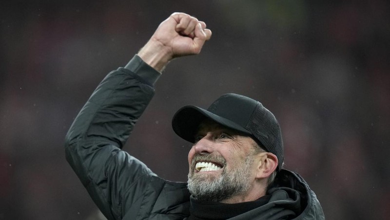 Para pemain Liverpool berpose dengan trofi setelah pertandingan sepak bola final Piala Liga Inggris antara Chelsea dan Liverpool di stadion Wembley, London, pada 25 Februari 2024. Virgil van Dijk mencetak satu-satunya gol di perpanjangan waktu saat Liverpool memenangkan Piala Liga untuk rekor kesepuluh kalinya. (Photo by Glyn KIRK / AFP)