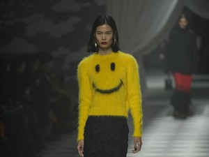 Busana Wearable Nan Jenaka Persembahan Desainer Baru Moschino