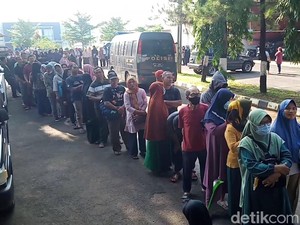 Susah Payah Warga di Jabar Dapatkan Beras Murah