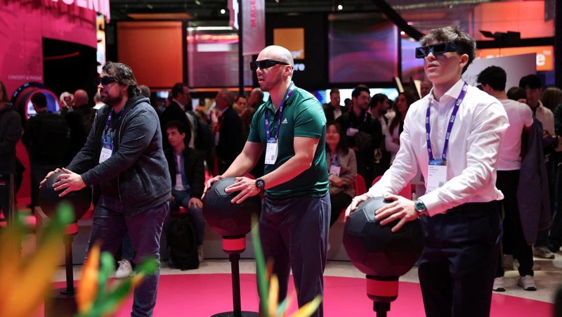 Aplikasi ponsel AI konsep gratis Deutsche Telekom ditampilkan, pada Mobile World Congress (MWC) 2024 di Barcelona, Spanyol 26 Februari 2024. (EUTERS/Albert Gea)