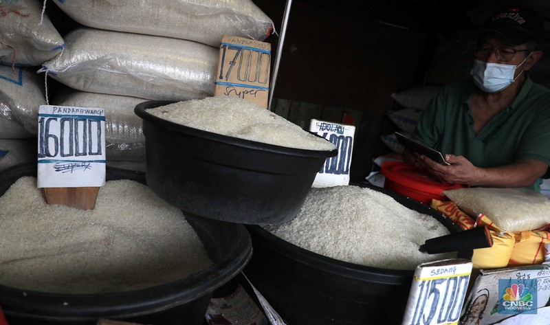 Pekerja menyiapkan beras di Kawasan Pasar Minggu, Jakarta, Selasa, (27/2/2024). (CNBC Indonesia/Muhammad Sabki)