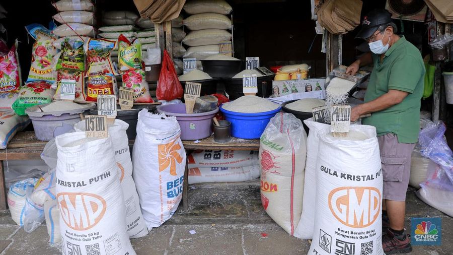 Pekerja menyiapkan beras di Kawasan Pasar Minggu, Jakarta, Selasa, (27/2/2024). (CNBC Indonesia/Muhammad Sabki)