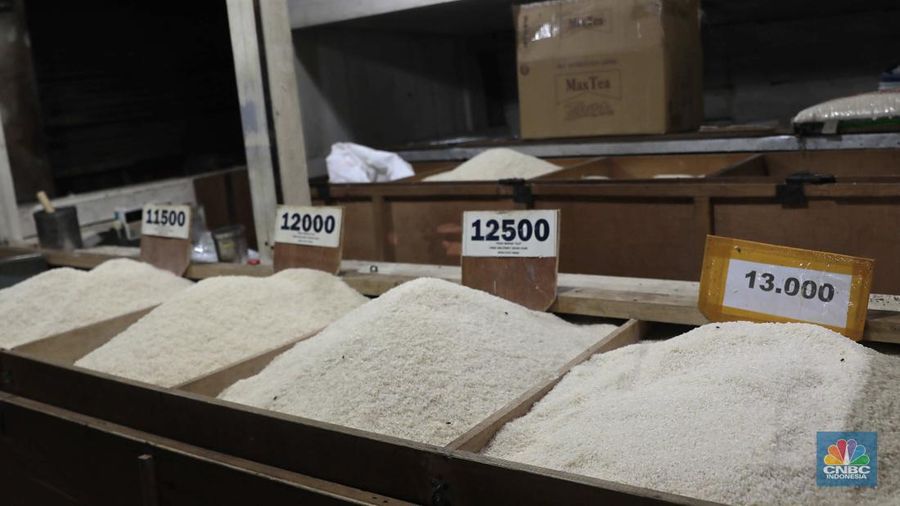 Pekerja menyiapkan beras di Kawasan Pasar Minggu, Jakarta, Selasa, (27/2/2024). (CNBC Indonesia/Muhammad Sabki)