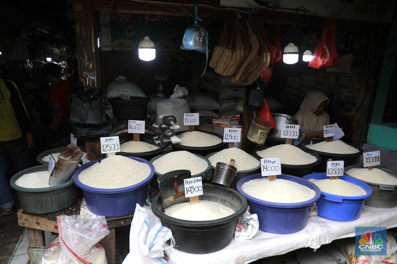 Pekerja menyiapkan beras di Kawasan Pasar Minggu, Jakarta, Selasa, (27/2/2024). Pekerja menyiapkan beras di Kawasan Pasar Minggu, Jakarta, Selasa, (27/2/2024). (CNBC Indonesia/Muhammad Sabki)