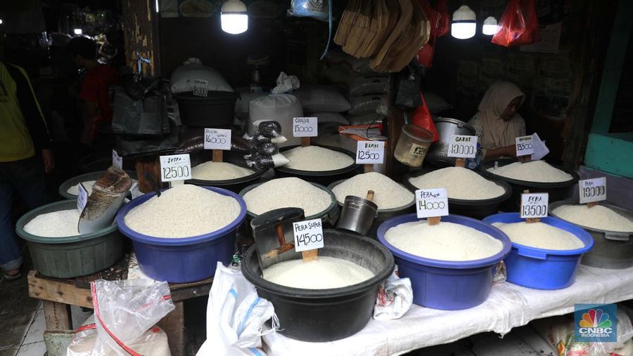 Pekerja menyiapkan beras di Kawasan Pasar Minggu, Jakarta, Selasa, (27/2/2024). (CNBC Indonesia/Muhammad Sabki)