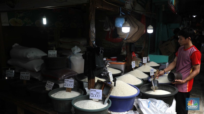 Pekerja menyiapkan beras di Kawasan Pasar Minggu, Jakarta, Selasa, (27/2/2024). Pekerja menyiapkan beras di Kawasan Pasar Minggu, Jakarta, Selasa, (27/2/2024). (CNBC Indonesia/Muhammad Sabki)