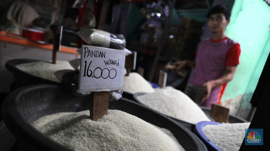Pekerja menyiapkan beras di Kawasan Pasar Minggu, Jakarta, Selasa, (27/2/2024). (²©²ÊÍøÕ¾/Muhammad Sabki)
