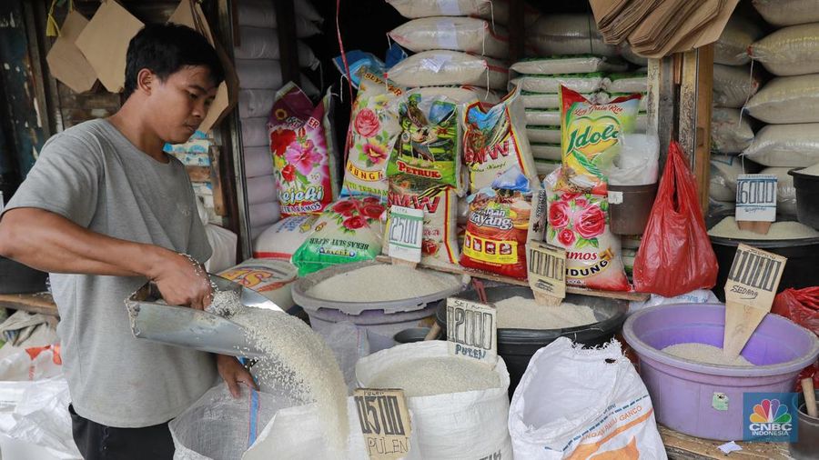 Pekerja menyiapkan beras di Kawasan Pasar Minggu, Jakarta, Selasa, (27/2/2024). (CNBC Indonesia/Muhammad Sabki)