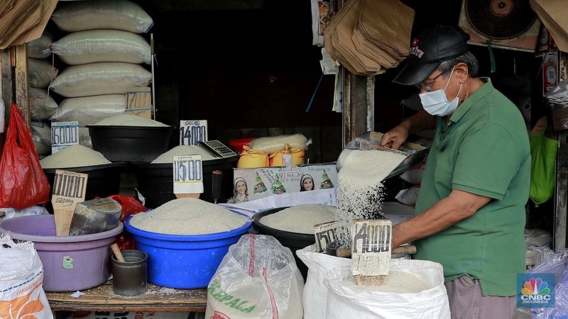 Pekerja menyiapkan beras di Kawasan Pasar Minggu, Jakarta, Selasa, (27/2/2024). Pekerja menyiapkan beras di Kawasan Pasar Minggu, Jakarta, Selasa, (27/2/2024). (CNBC Indonesia/Muhammad Sabki)