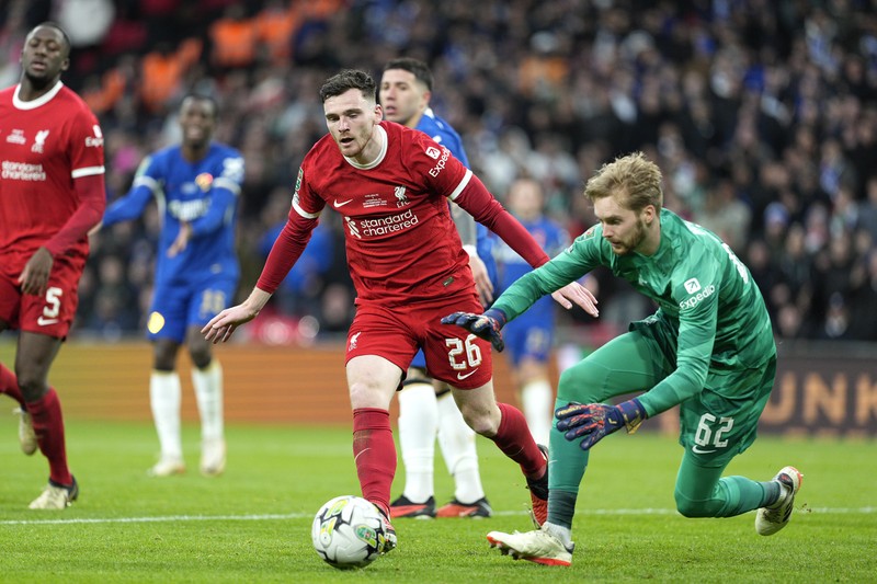 Para pemain Liverpool berpose dengan trofi setelah pertandingan sepak bola final Piala Liga Inggris antara Chelsea dan Liverpool di stadion Wembley, London, pada 25 Februari 2024. Virgil van Dijk mencetak satu-satunya gol di perpanjangan waktu saat Liverpool memenangkan Piala Liga untuk rekor kesepuluh kalinya. (Photo by Glyn KIRK / AFP)