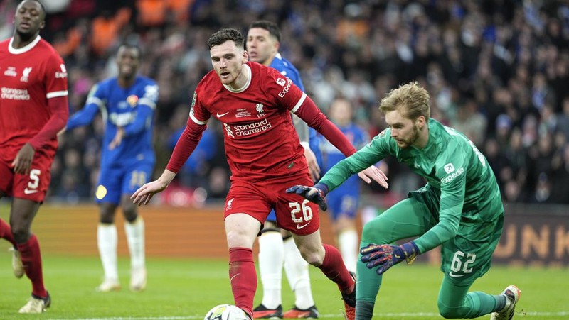 Para pemain Liverpool berpose dengan trofi setelah pertandingan sepak bola final Piala Liga Inggris antara Chelsea dan Liverpool di stadion Wembley, London, pada 25 Februari 2024. Virgil van Dijk mencetak satu-satunya gol di perpanjangan waktu saat Liverpool memenangkan Piala Liga untuk rekor kesepuluh kalinya. (Photo by Glyn KIRK / AFP)